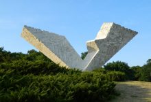 Spomenik „Prekinut let“ (poznat i kao V3) pored koga je 2012. godine prvi put zvanično obilježen Dan sjećanja na srpske žrtve u Drugom svjetskom ratu