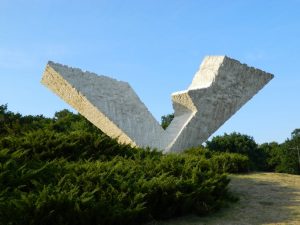 Spomenik „Prekinut let“ (poznat i kao V3) pored koga je 2012. godine prvi put zvanično obeležen Dan sećanja na srpske žrtve u Drugom svetskom ratu