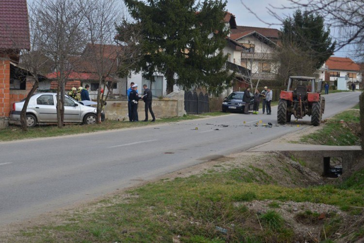 Jedna osoba poginula u sudaru traktora i automobila