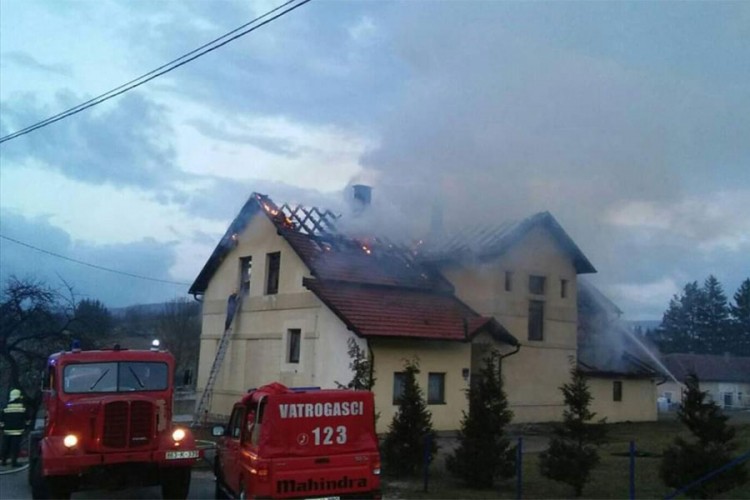 Čeka se obnova uništene školske zgrade: Đaci s tugom u očima otišli u drugu školu