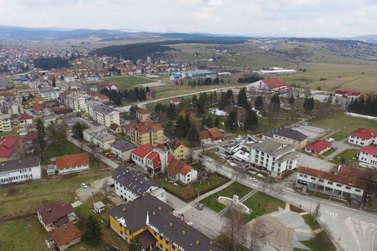 Ljubavni trougao umalo završio tragično: Izbola suparnicu zbog partnera?