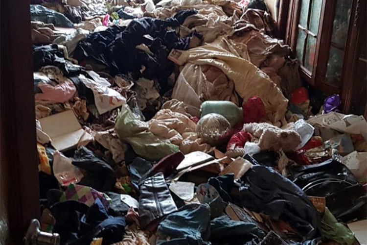 U stanu prepunom smeća pronađena potpuno divlja djevojčica, majka uhapšena