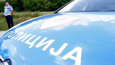 Maloljetnik napao dva druga iz razreda u holu škole