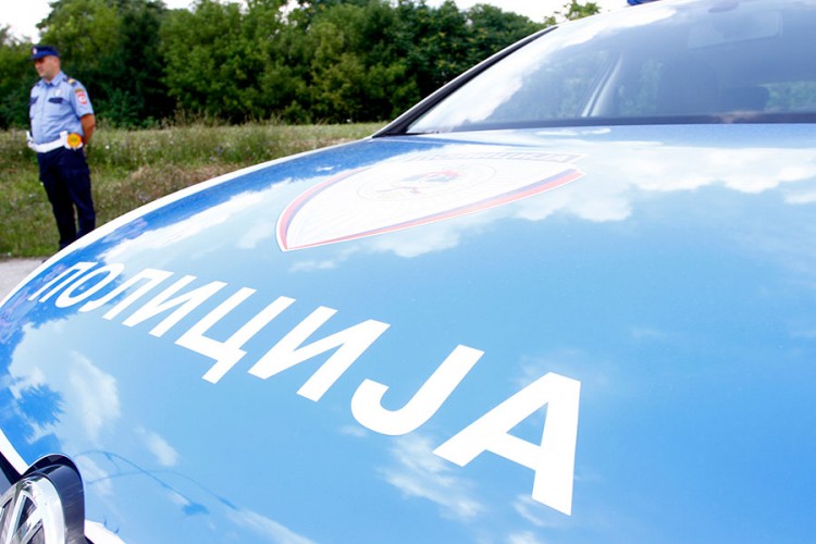 Maloljetnik napao dva druga iz razreda u holu škole