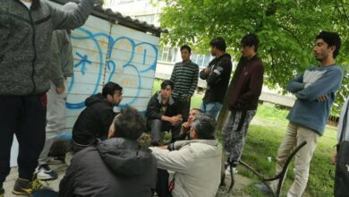 Migranti s telefonima u rukama okupirali centar Bihaća
