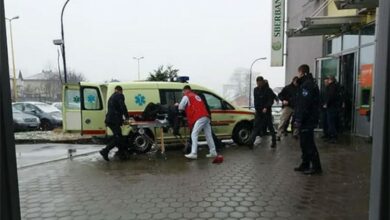 Teško ranjeni radnik obezbjeđenja savladao napadača i spasao ljude u banci