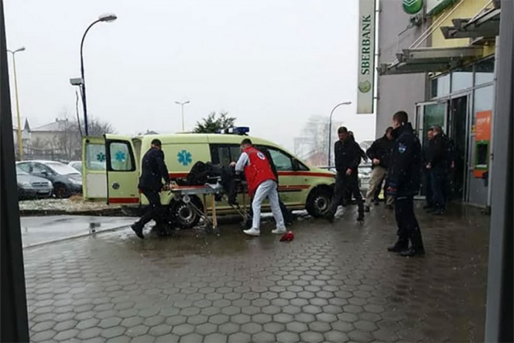 Teško ranjeni radnik obezbjeđenja savladao napadača i spasao ljude u banci