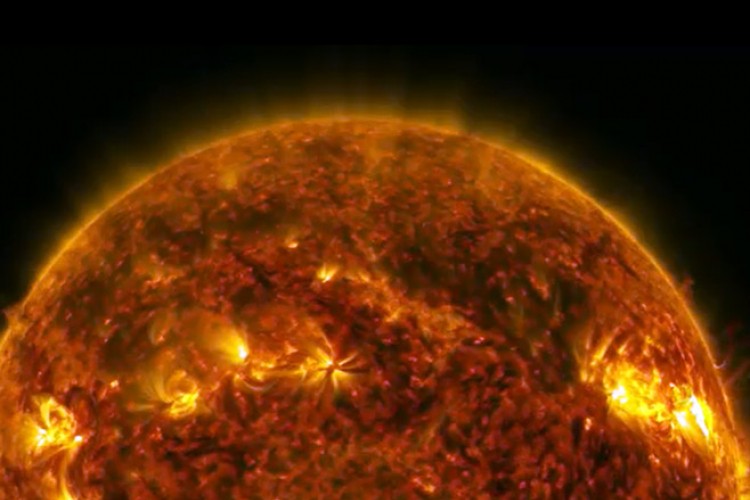 Zemlju danas pogađa snažna i gusta solarna oluja