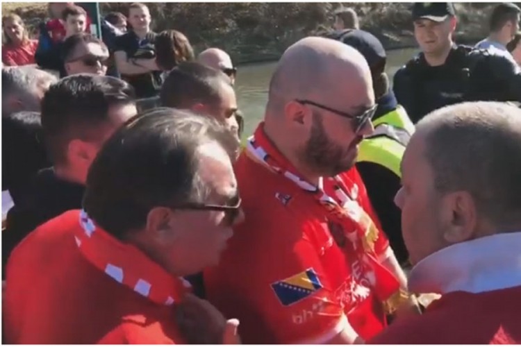 Sukob Nermina Nikšića i grupe navijača Veleža sa policijom u Sarajevu