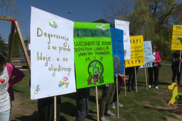Druženje kod Sanskog Mosta: Mladi žele suživot i mir