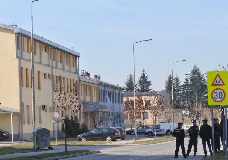 BACIO MAJKU S BALKONA Produžen pritvor muškarcu iz Milića