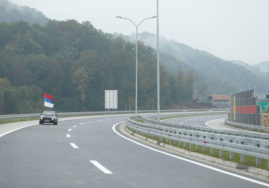 OPASNA IGRA NA BRZOJ CESTI Sa nadvožnjaka u Zalužanima vozila GAĐAJU JAJIMA