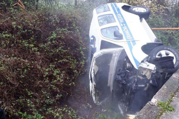 Vozilo Granične policije BiH završilo u jarku nakon sudara s automobilom