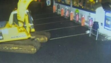 Neobična pljačka: Ukradenim bagerom iščupali i odnijeli bankomat