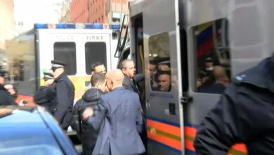 Pogledajte kako Asanža ubacuju u policijski kombi