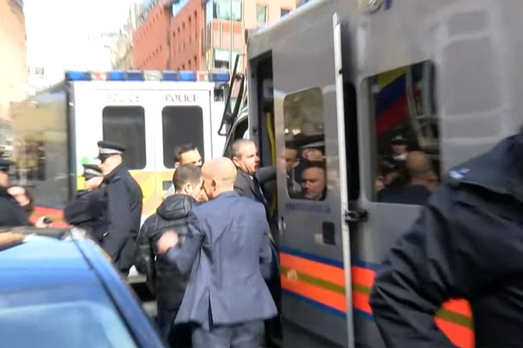 Pogledajte kako Asanža ubacuju u policijski kombi