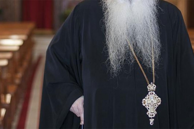 Sveštenik kažnjen zbog učešća supruge na izboru za mis