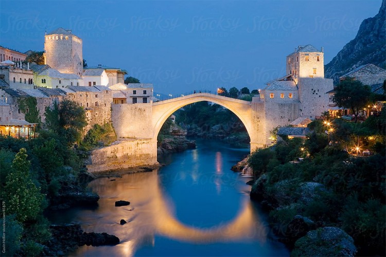 Stari most u Mostaru večeras u bojama francuske zastave