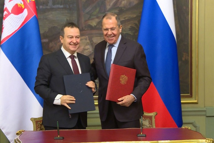Lavrov: Nastaviće se pritisci da Srbija prizna Kosovo