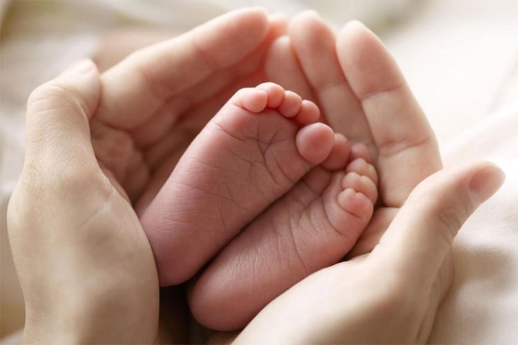 Majka prije mjesec dana ostavila bebu u taksiju, a sada se vratila i odvela je u Švajcarsku