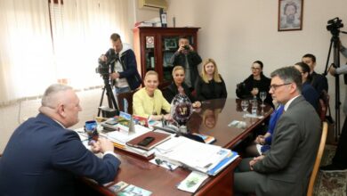 Ambasada SAD opremila multimedijalnu biblioteku