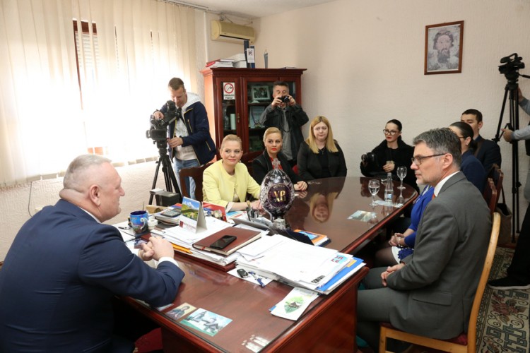 Ambasada SAD opremila multimedijalnu biblioteku