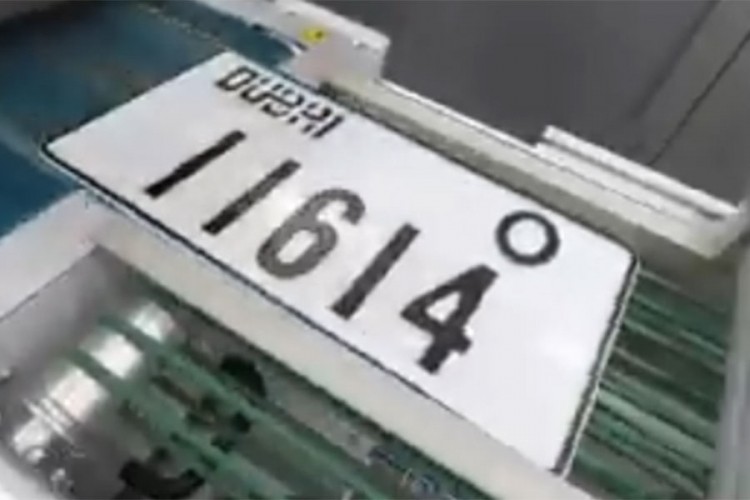 Otvorena fabrika u kojoj roboti proizvode registarske tablice