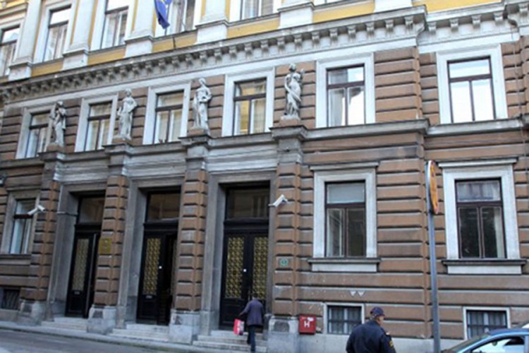 13 godina za pljačku, optuženoj pozlilo