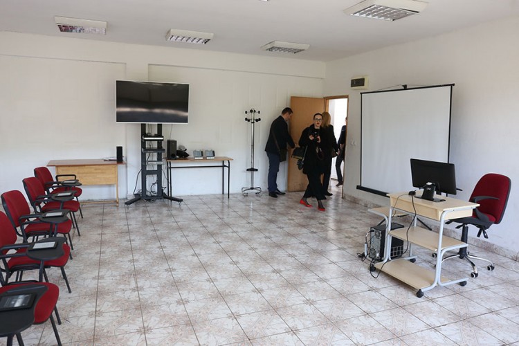 Ambasada SAD opremila multimedijalnu biblioteku