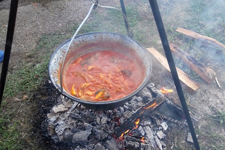 Recept za neodoljivi fiš-paprikaš u kotliću