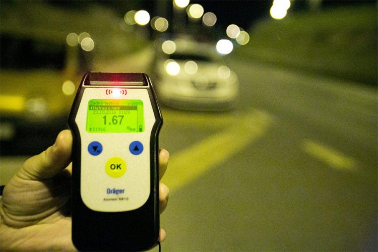 Zbog alkohola privedeni vozač i pješak