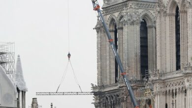 Počelo postavljanje improvizovanog krova na Notr Dam