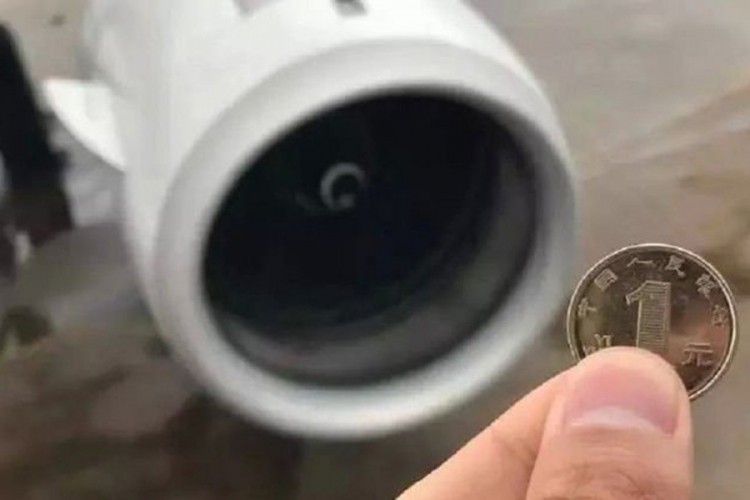 Ubacivala kovanicu u motor aviona za sreću pa uhapšena