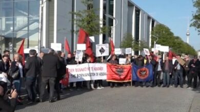 Protest ispred Bundestaga protiv "bosnizacije" KiM uz zastave Velike Albanije