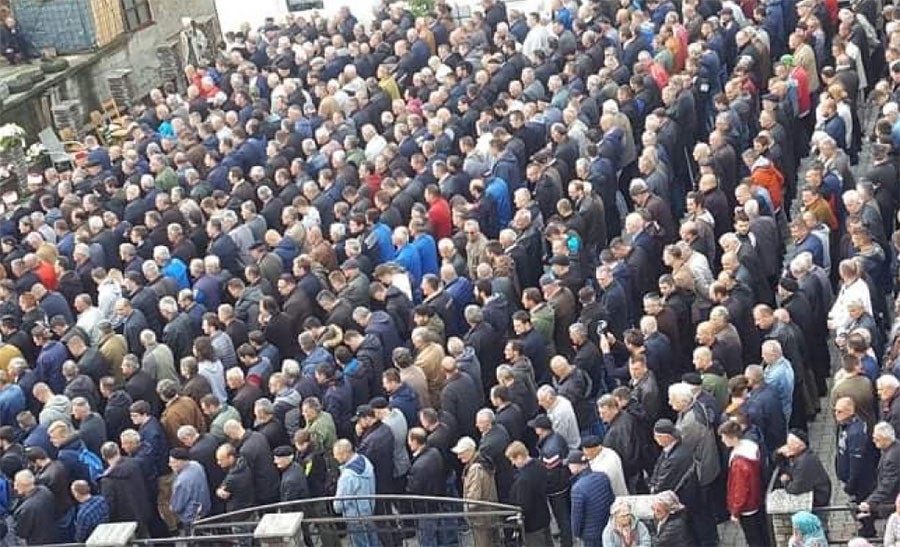NE PAMTE TAKAV ISPRAĆAJ Hiljade ljudi na sahrani tragično stradale radnice škole