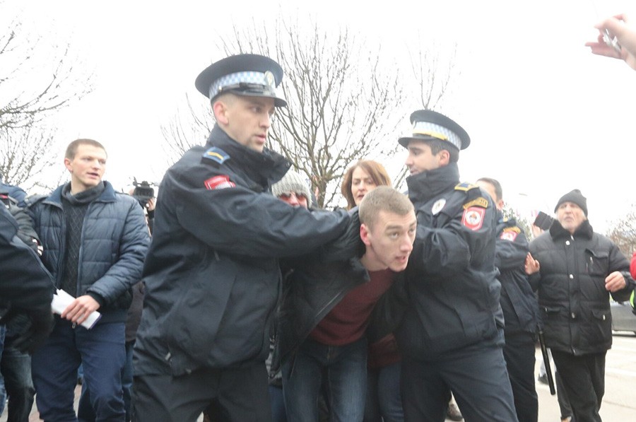 DIMNA ZAVJESA ZA LAKŠE HAPŠENJE NA PROTESTIMA Kontroverzni zakoni koje predlaže MUP RS kriju OPASNU ZAMKU