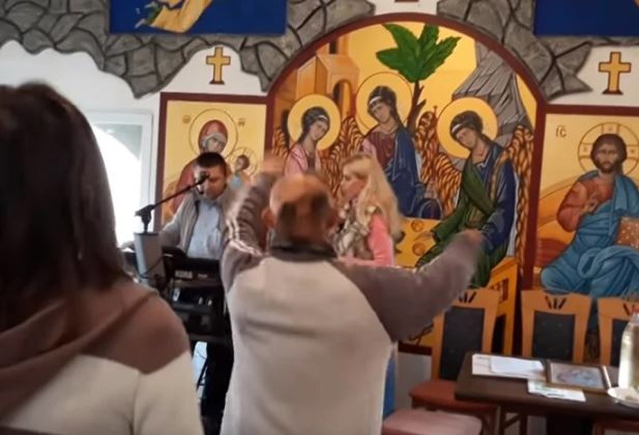 Pored ikona usred crkve TREŠTE NARODNJACI i igra se kolo, a SVEŠTENIK SVE SNIMA (VIDEO)
