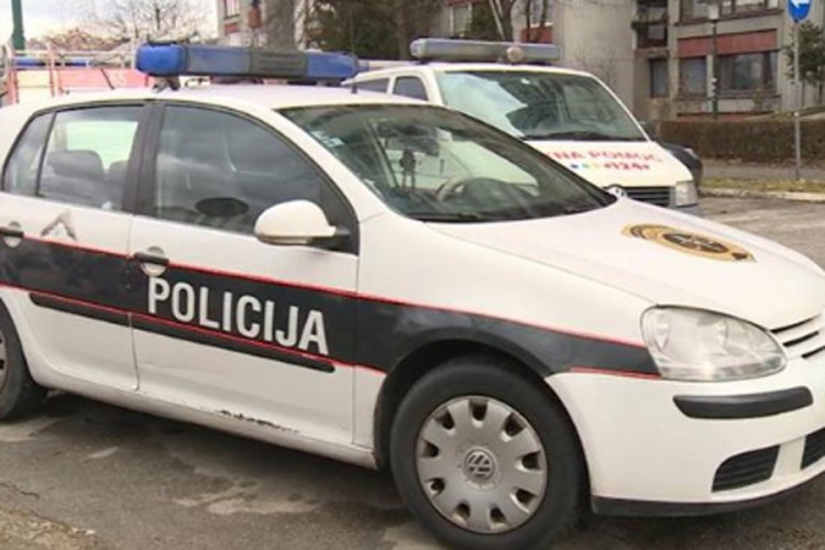 Napao policajce lopatom pa na njih pustio psa