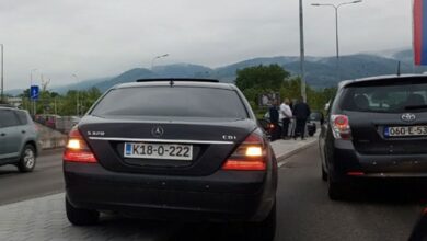 BMW udario u rasvjetu kod tržnog centra Delta