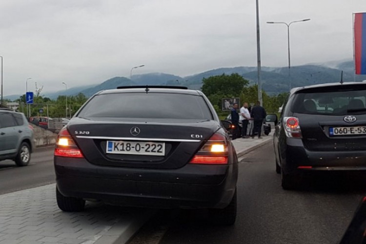 BMW udario u rasvjetu kod tržnog centra Delta