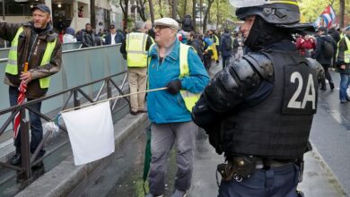 Policija suzavcem na demonstrante u Nantu