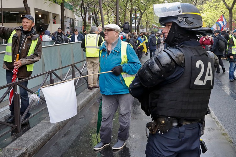 Policija suzavcem na demonstrante u Nantu