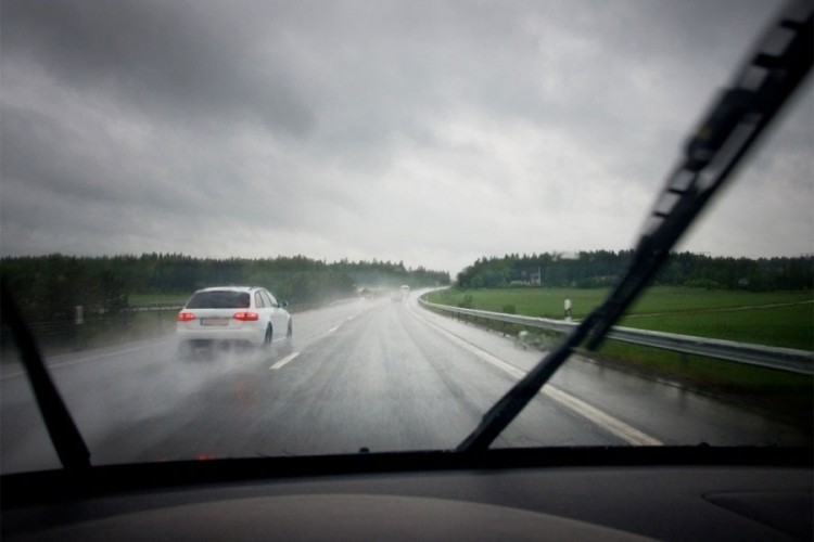 Vremenske neprilike usporile saobraćaj, gužve na pojedinim graničnim prelazima