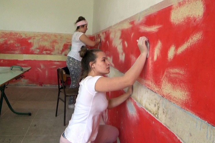 Volonteri iz Holandije sređuju školu u Sanskom Mostu