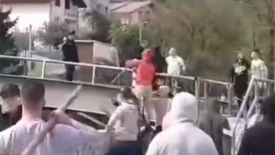 Policajac s pištoljem u ruci smirivao navijače Hordi zla i Manijaka