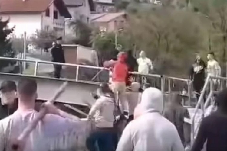 Policajac s pištoljem u ruci smirivao navijače Hordi zla i Manijaka