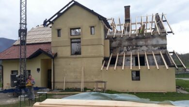 Đaci na jesen pod novim krovom škole u Podbrdu, kod Mrkonjić Grada
