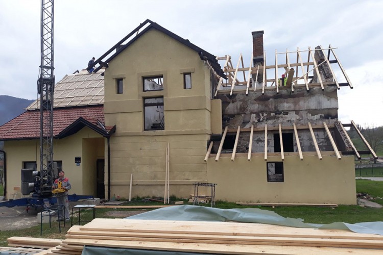 Đaci na jesen pod novim krovom škole u Podbrdu, kod Mrkonjić Grada