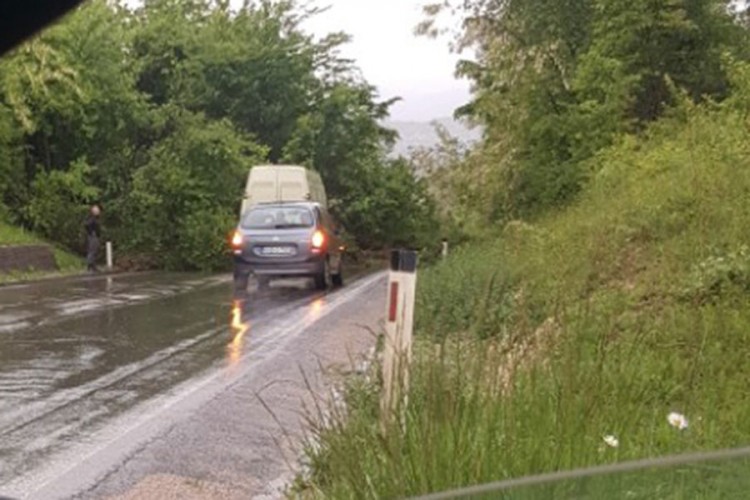 Obustavljen saobraćaj na putu Banjaluka-Prijedor