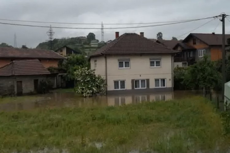 Stanovnici Doboj Juga odbijali evakuaciju, cijelu noć branili kuće